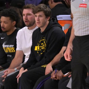 虎扑nba-名记：东契奇明确表示想与里夫斯长期搭档 不要拿去换字母哥